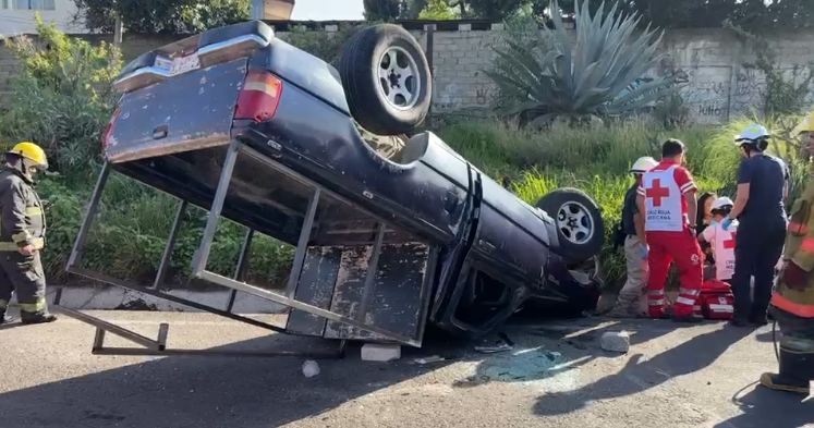 Volcadura de camioneta deja tres heridos en la lateral de la México-Puebla