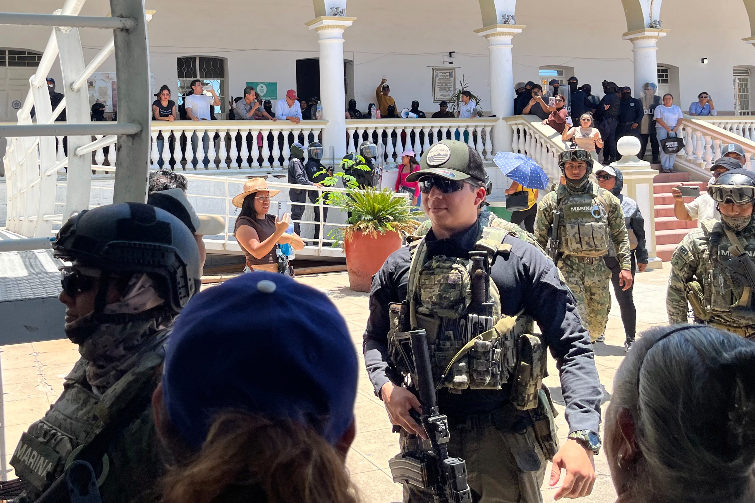 Alcaldesa de Acatlán acusa a “Los Rojos” de desestabilizar su gobierno y desconoce la destitución de dos funcionarios