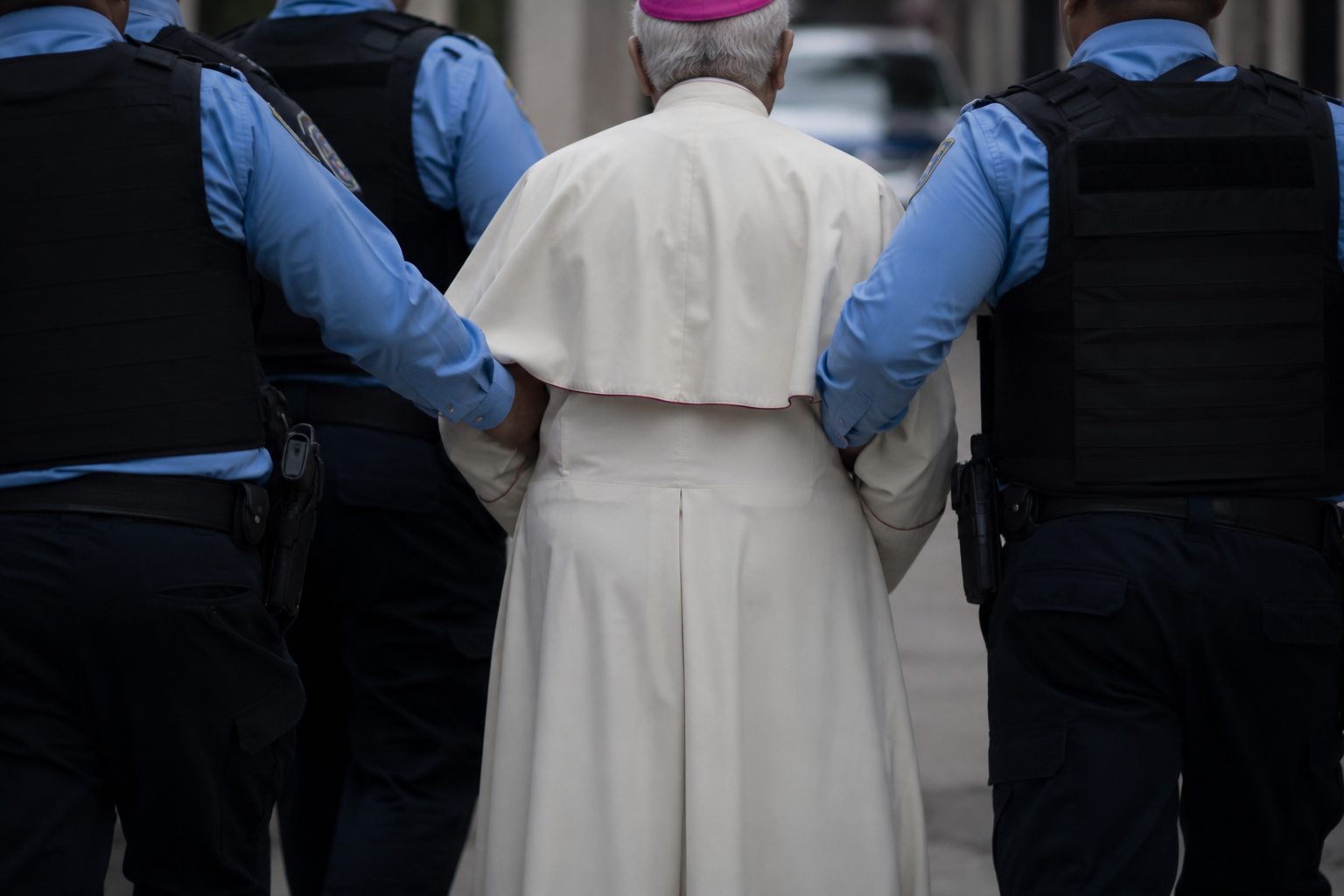 Policía de Nicaragua retiene a obispo de 80 años tras misa