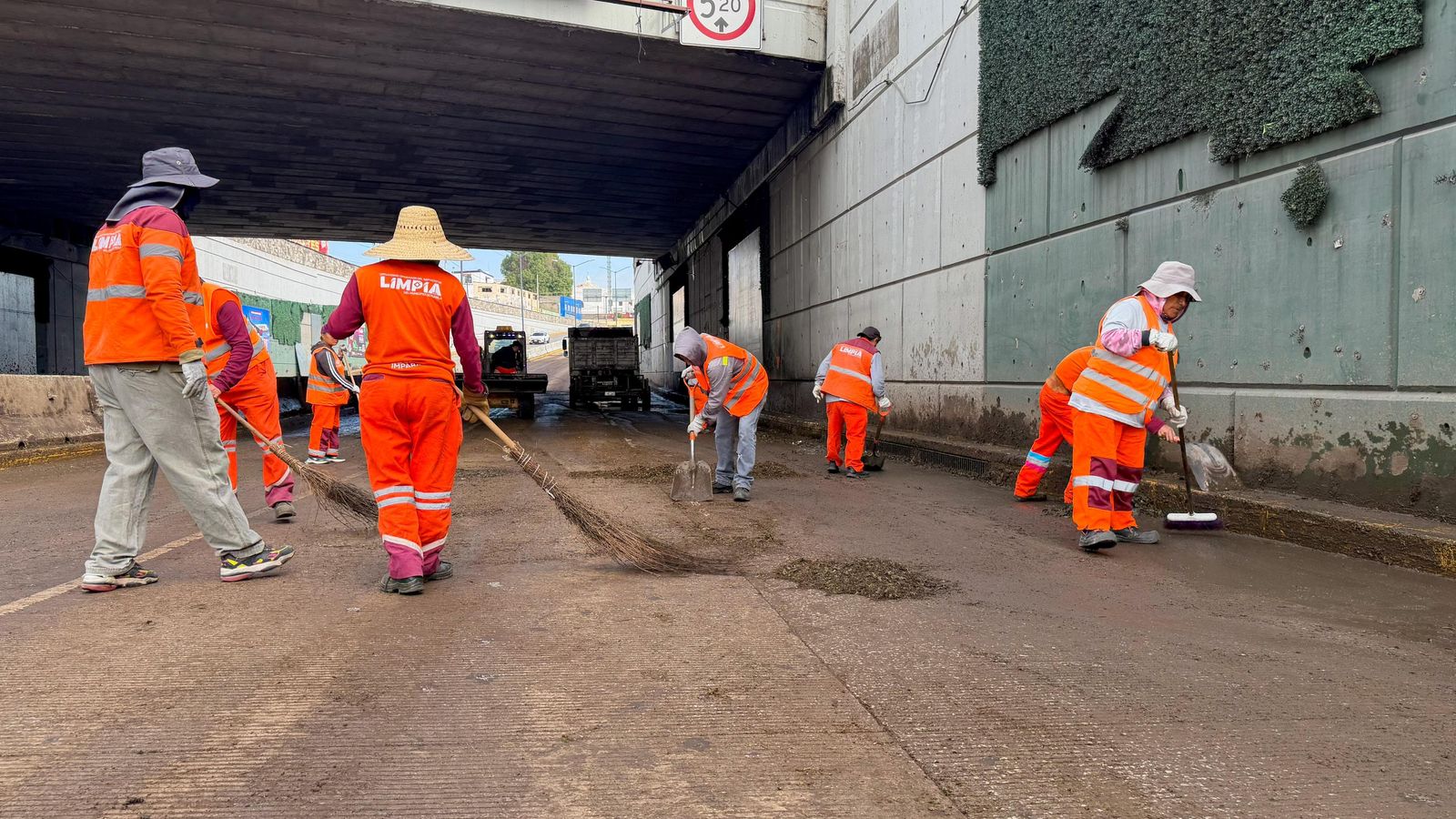 Realiza Gobierno de Pepe Chedraui limpieza en el bajopuente de Bulevar 5 de Mayo y 2 Norte