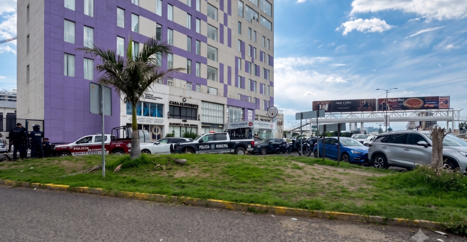 Detienen a dos por presunto robo de autopartes tras persecución en Palmas Plaza
