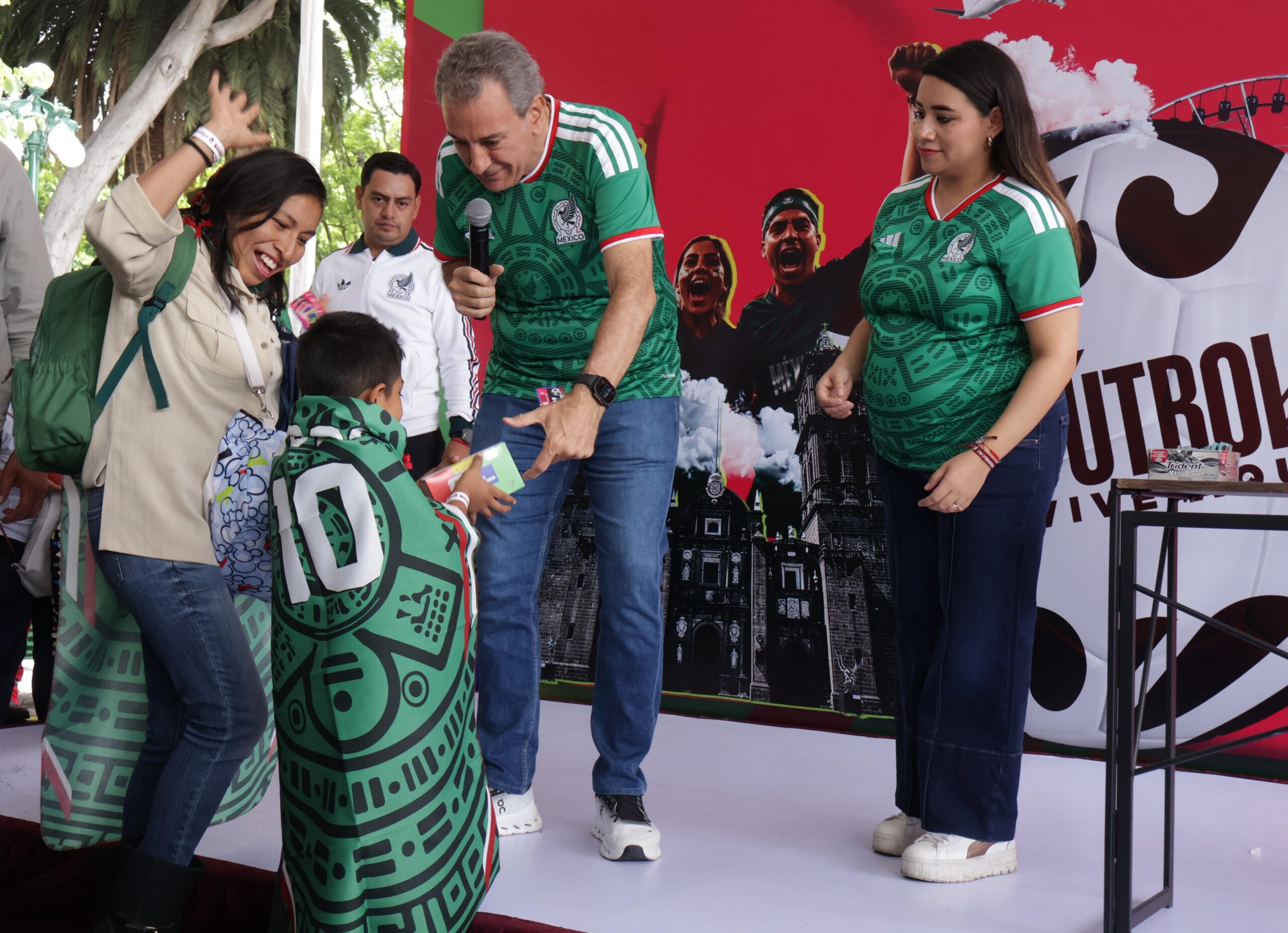 Pepe Chedraui se reúne con poblanas y poblanos en Megaintercambio de Estampas Mundialistas
