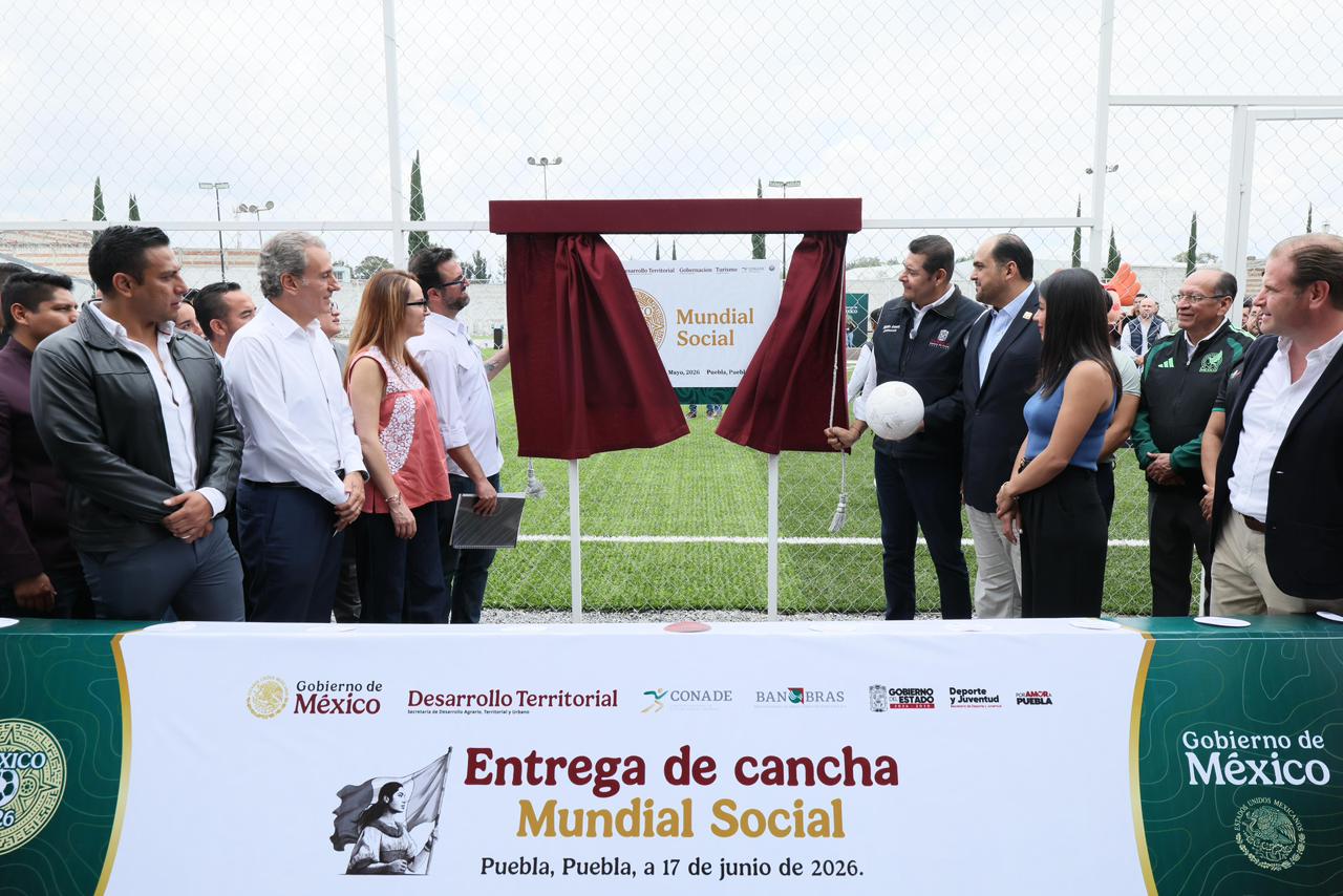 Inauguran cancha de futbol en Puebla