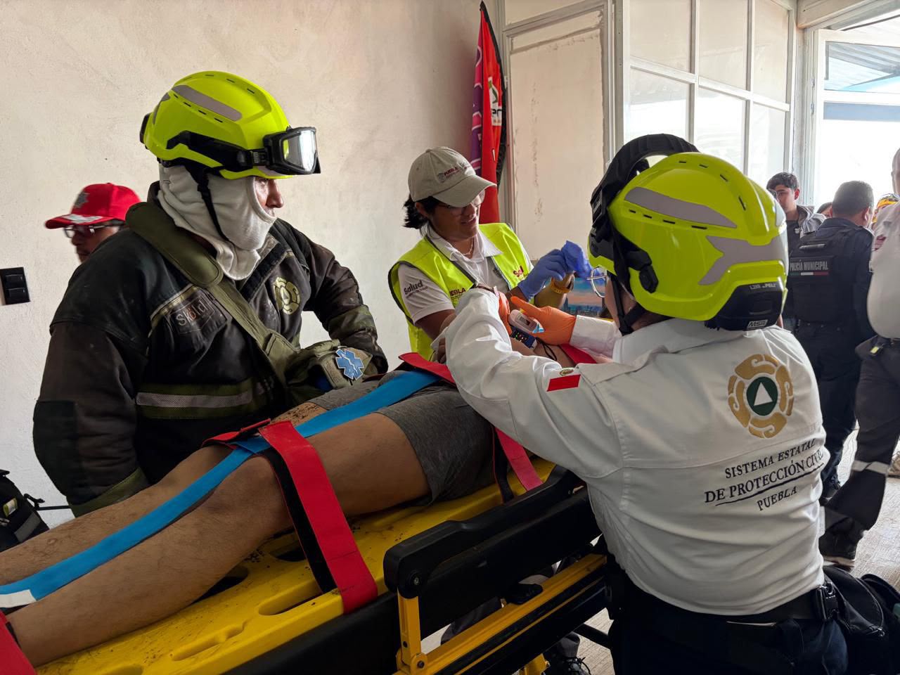 Rescatan a dos hombres atrapados en pozo de 28 metros en San Andrés Cholula