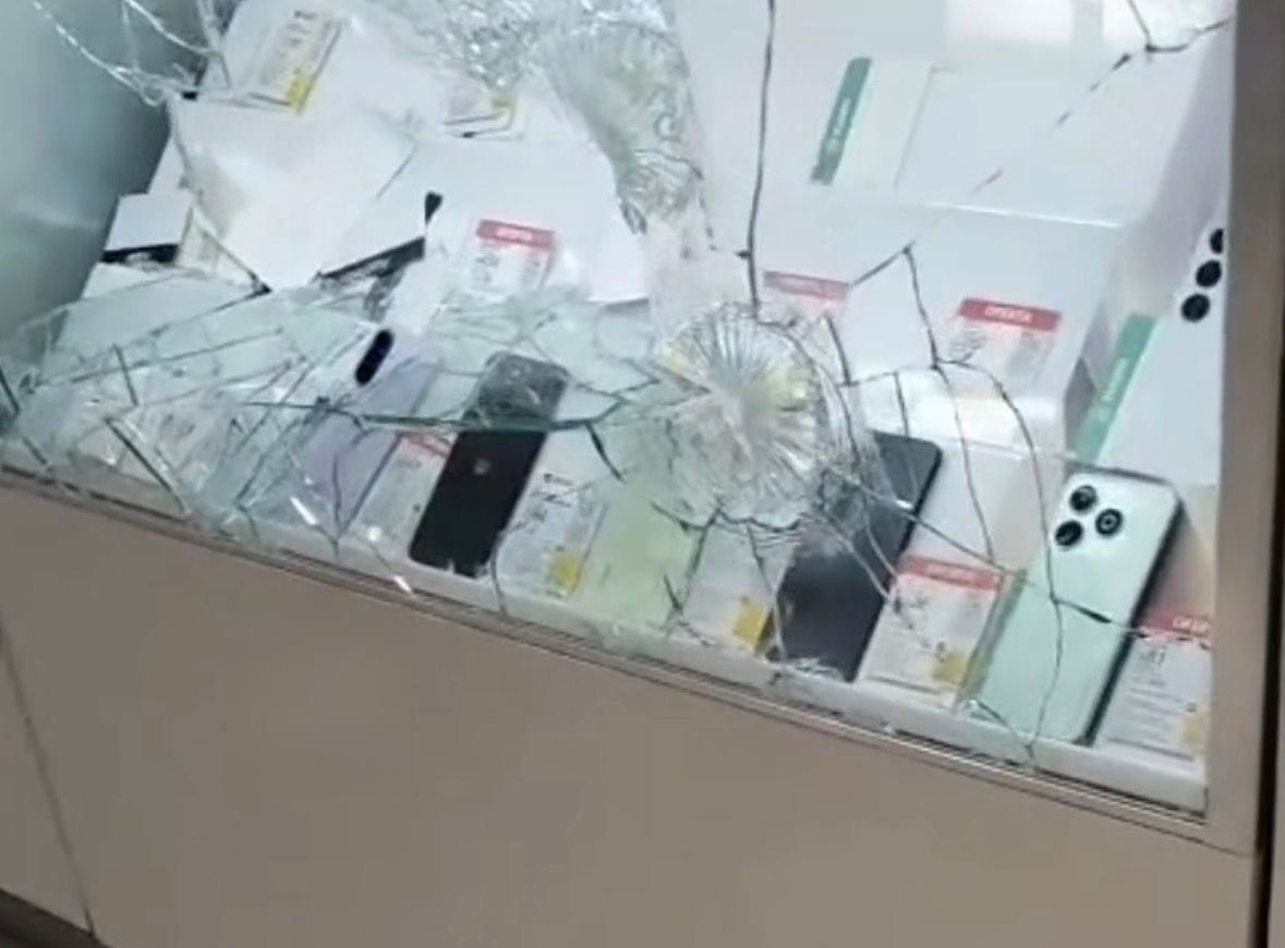 Asaltan tienda Coppel en Plaza Cruz del Sur; detienen a un presunto implicado