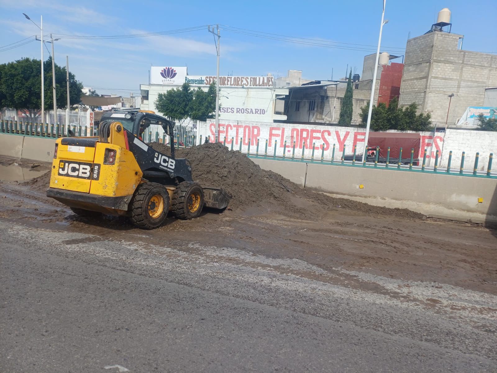 Avanza gobierno de Pepe Chedraui labores de limpieza en la Central de Abasto para mantener la vialidad transitable tras las lluvias