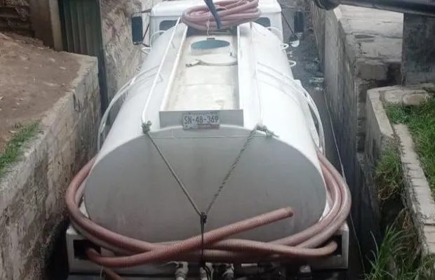 Aseguran pozo clandestino y 10 pipas en San Pablo Xochimehuacan