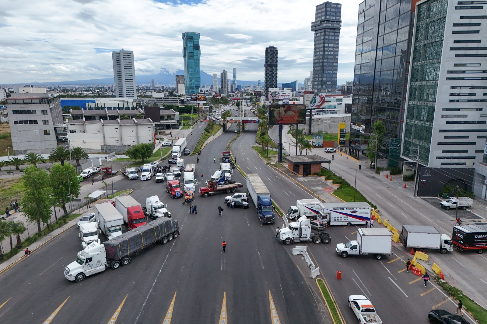 Cancelan transportistas cierres carreteros tras diálogo con autoridades