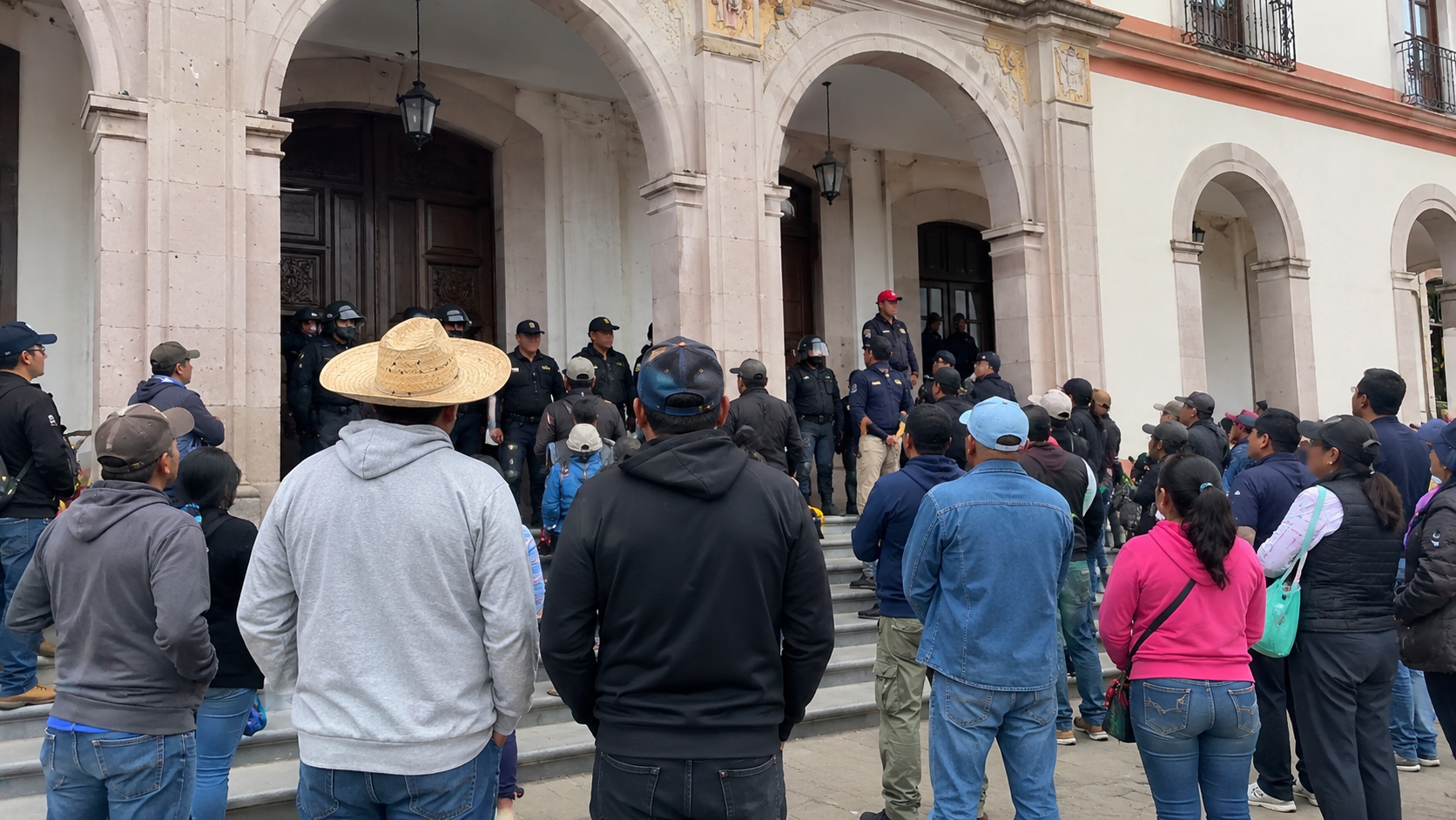 Pobladores Toman el Palacio Municipal; una mujer es detenida y regidores destituyen a dos Funcionarios