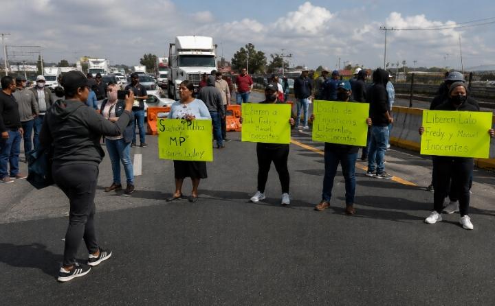 Bloqueo en autopista México-Puebla por detención de tres jornaleros en Texmelucan