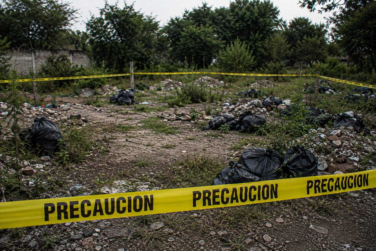 Abandonan cadáver embolsado en la Sierra norte