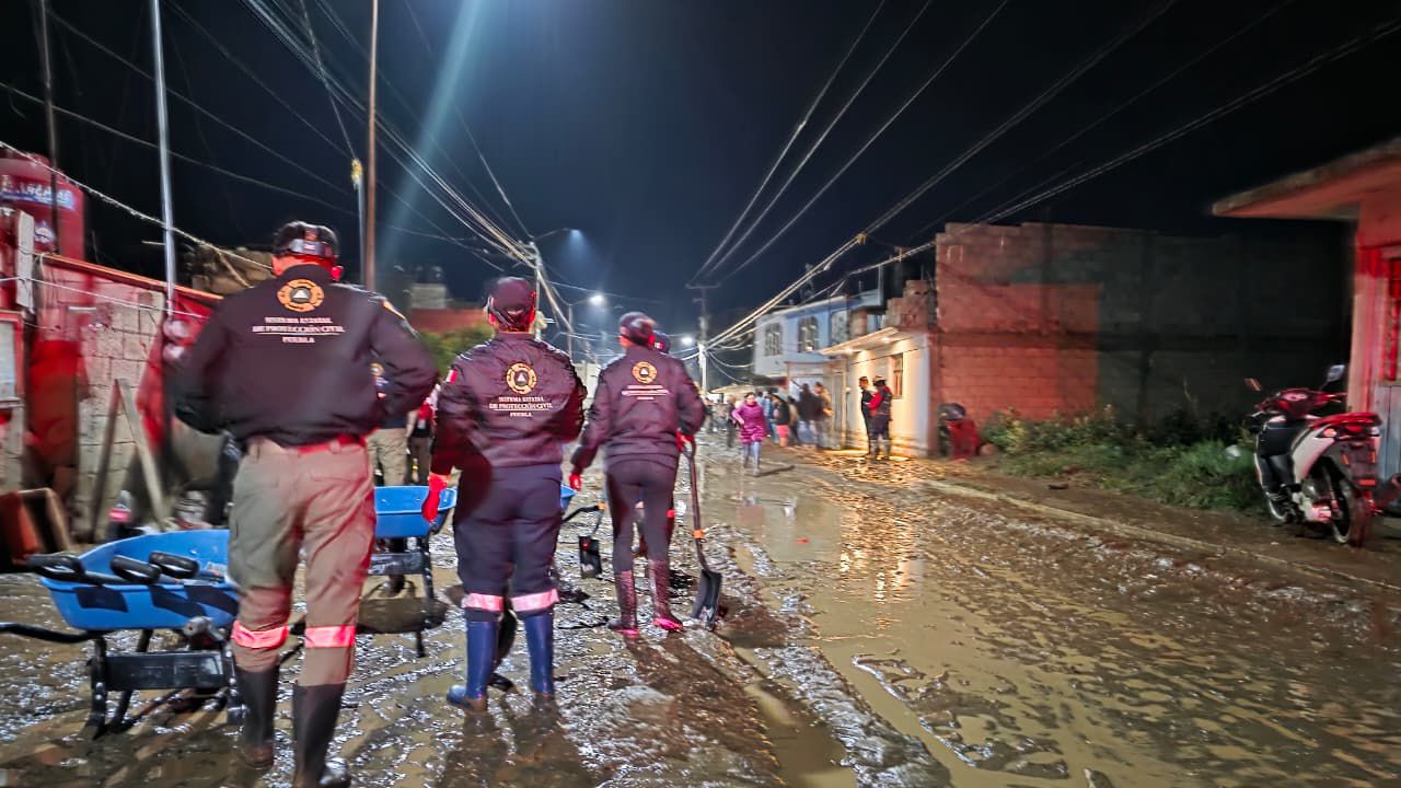 Desbordamiento de río afecta a 30 familias en Chalchicomula de Sesma