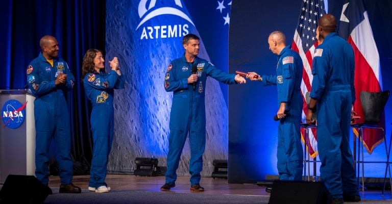 NASA presenta tripulación de Artemis III