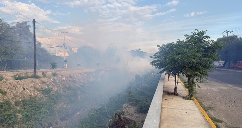 Fumigan zonas de riesgo por dengue en Tehuacán Como parte de las acciones de prevención contra el dengue en Tehuacán, autoridades municipales realizaron la fumigación del dren de Valsequillo, en el tramo comprendido entre el puente del Seminario y las instalaciones del Instituto Tecnológico. El director de Salud Municipal, Samuel Rodríguez Serrano, informó que antes de la fumigación se efectuaron trabajos de limpieza del canal y jornadas de descacharrización para eliminar objetos que pudieran acumular agua y servir como criaderos de mosquitos. Indicó que la fumigación constituye la etapa final de las acciones preventivas y busca reducir la presencia del mosquito Aedes aegypti, identificado como transmisor del dengue. Las autoridades señalaron que durante 2026 no se han registrado casos de dengue en el municipio. En contraste, durante el año anterior se reportaron 10 contagios, por lo que las labores de prevención continuarán de manera permanente. Asimismo, informaron que las fumigaciones se extenderán a distintas zonas de Tehuacán, incluidas avenidas principales, conforme al mapa epidemiológico de la Secretaría de Salud. De manera conjunta, el Ayuntamiento y el Organismo Operador del Servicio de Limpia de Tehuacán (OOSELITE) han recolectado alrededor de 140 toneladas de desechos como parte de las estrategias para el control del mosquito.
