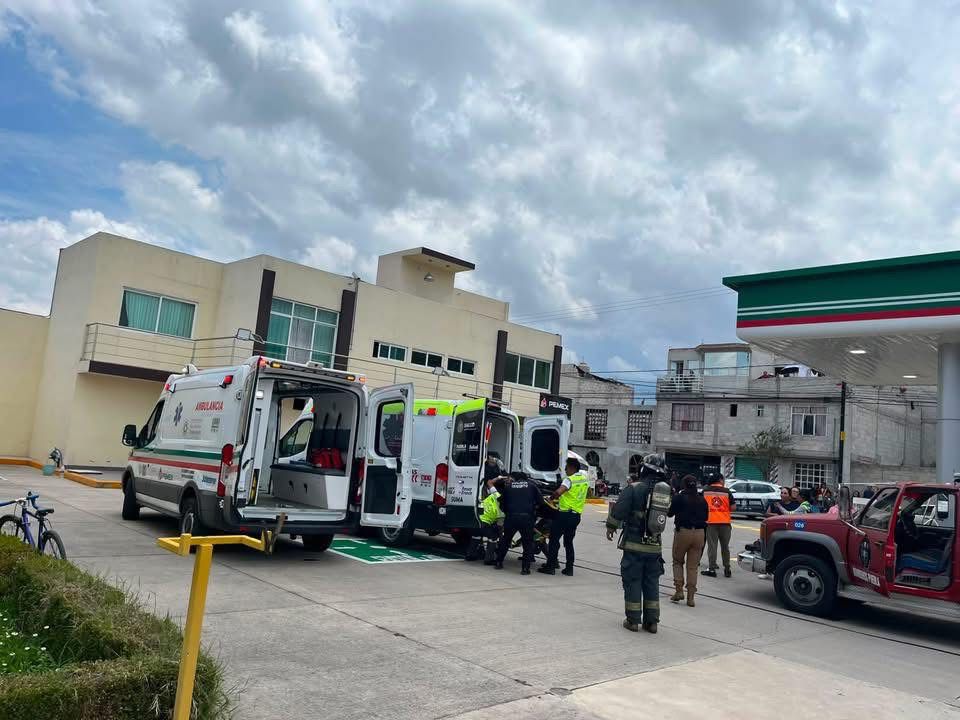 Rescatan a dos trabajadores atrapados e intoxicados dentro de un tanque de gasolina en Texmelucan