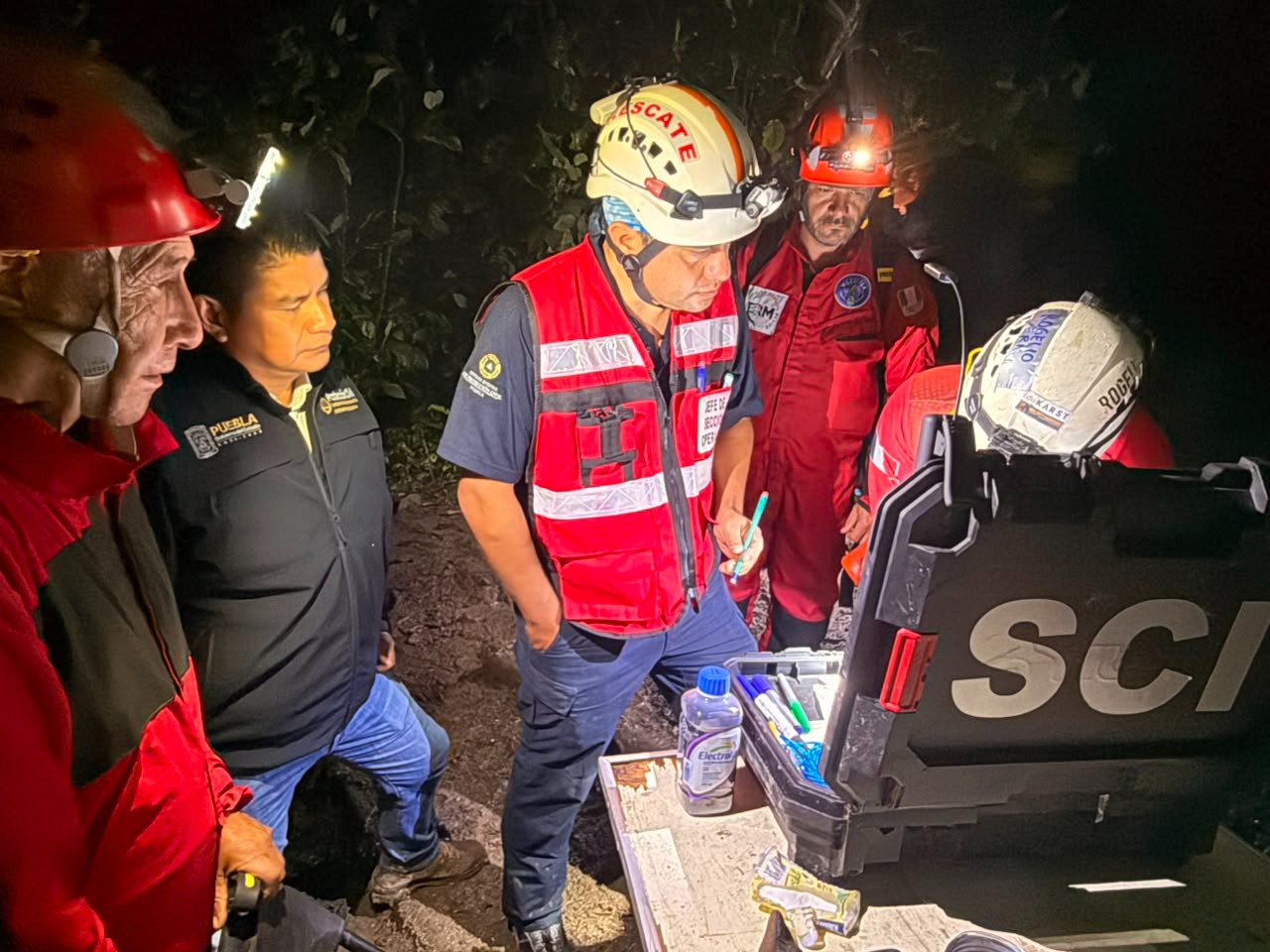 Reanudaron la búsqueda en la gruta de Cuetzalan 