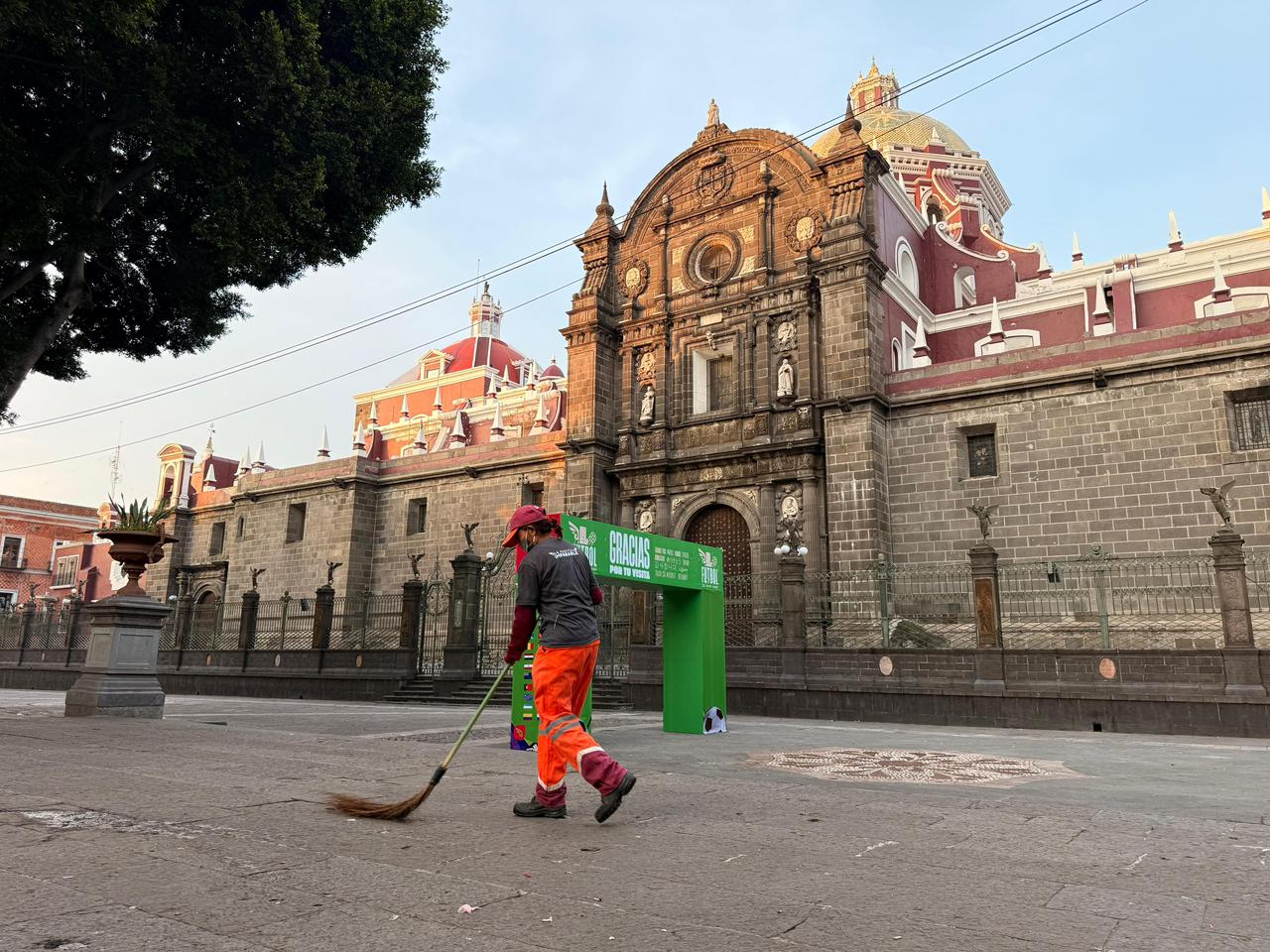Gobierno de Pepe Chedraui mantiene limpios el Zócalo y  la Avenida Juárez tras el encuentro entre México e Inglaterra