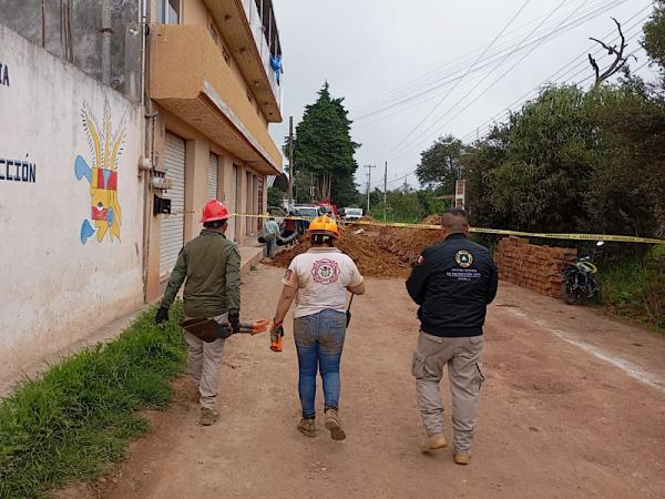 Rescatan a dos trabajadores tras derrumbe en Zacatlán