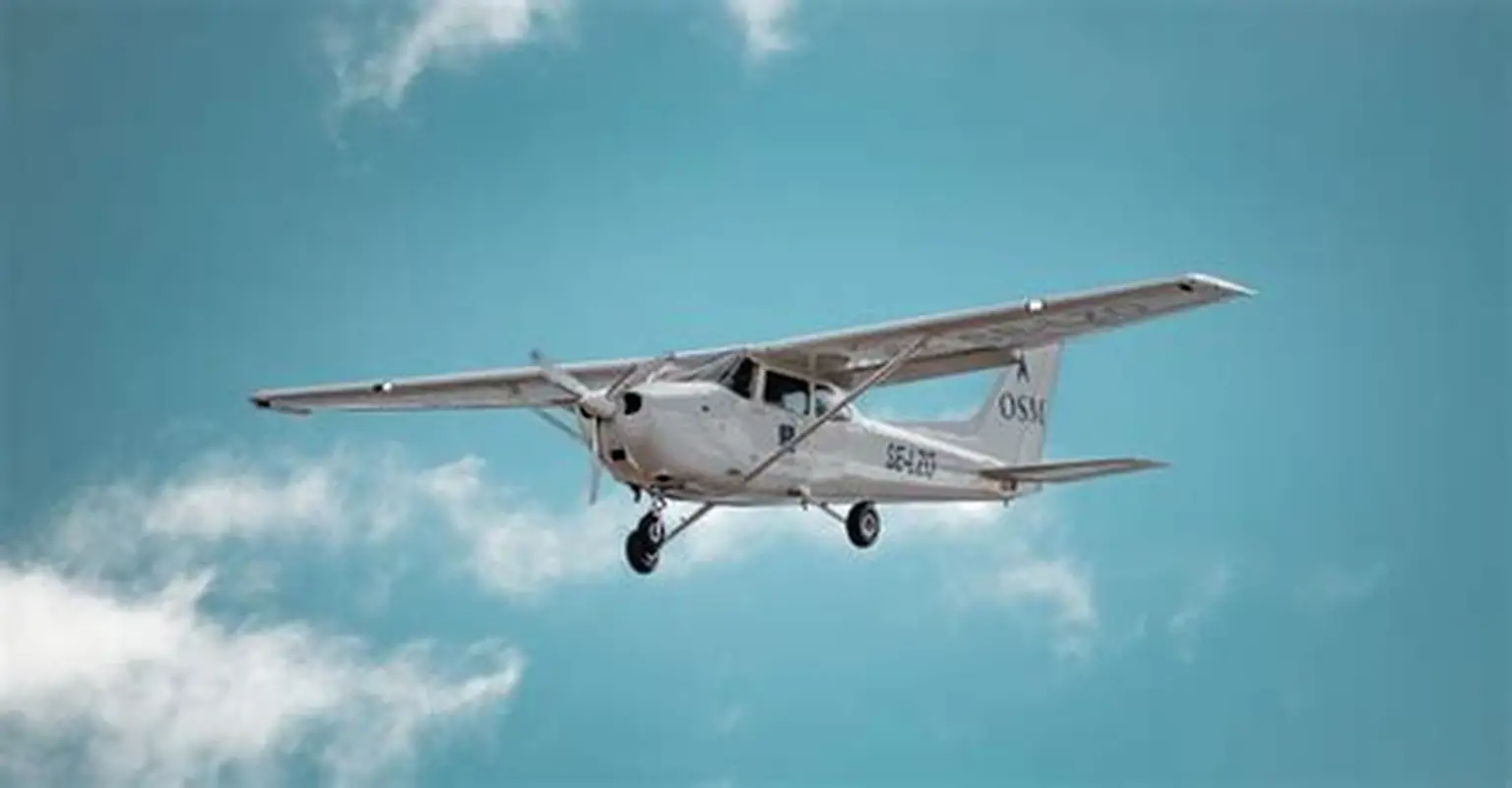 Instructor de aviación salta de un avión en pleno vuelo para salvar la vida de su alumna