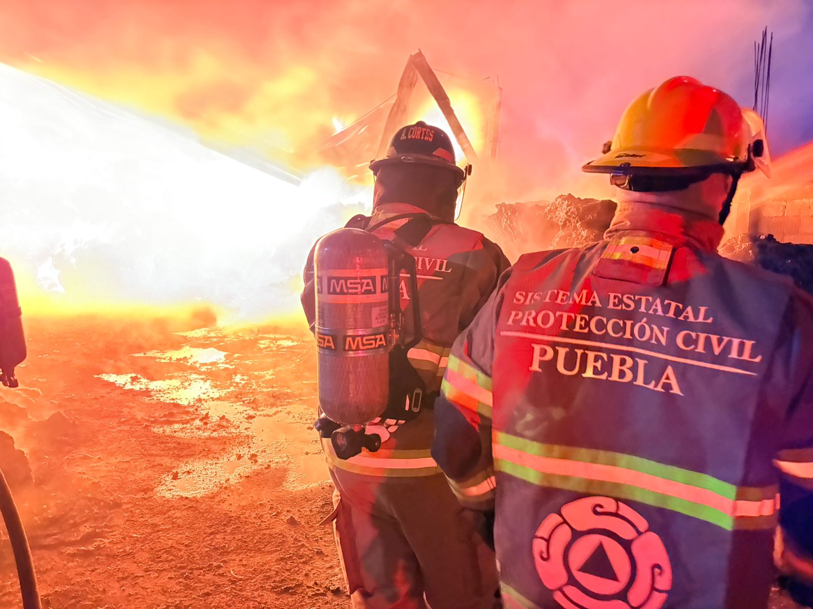 Incendio en bodega moviliza a cuerpos de emergencia en Puebla