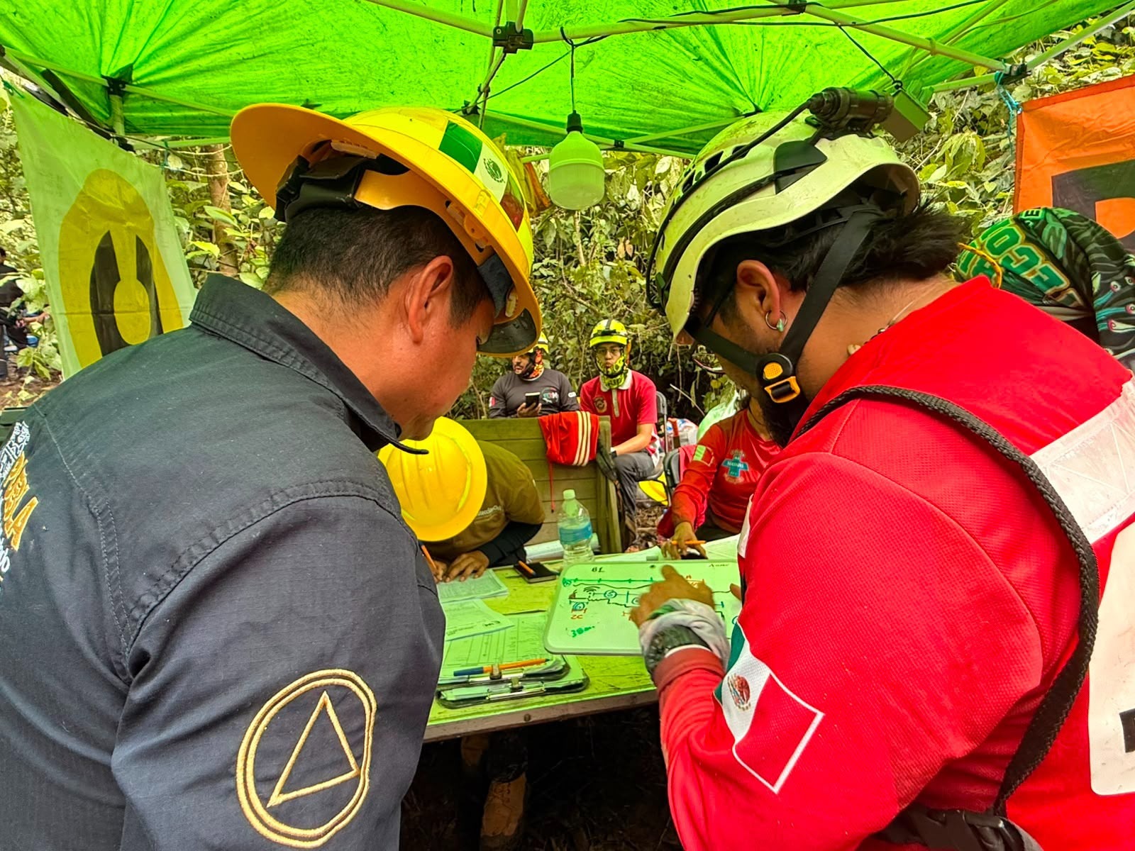 Localizan tres cuerpos en gruta de Chichicazapa; suspenden extracción