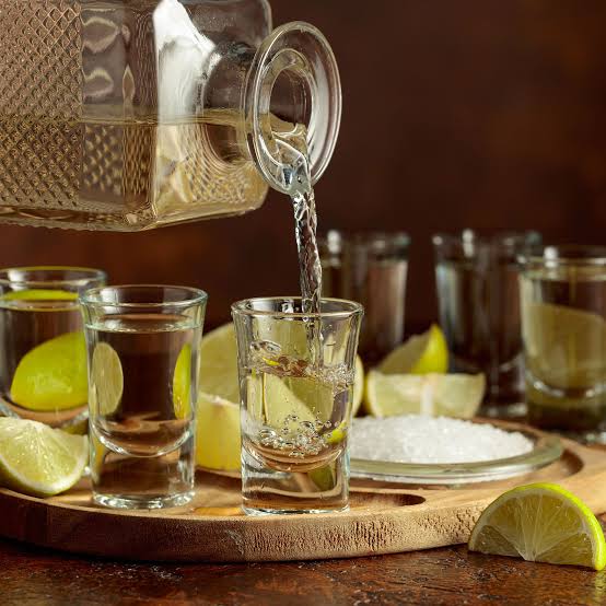 COFEPRIS alerta por tequila falsificado