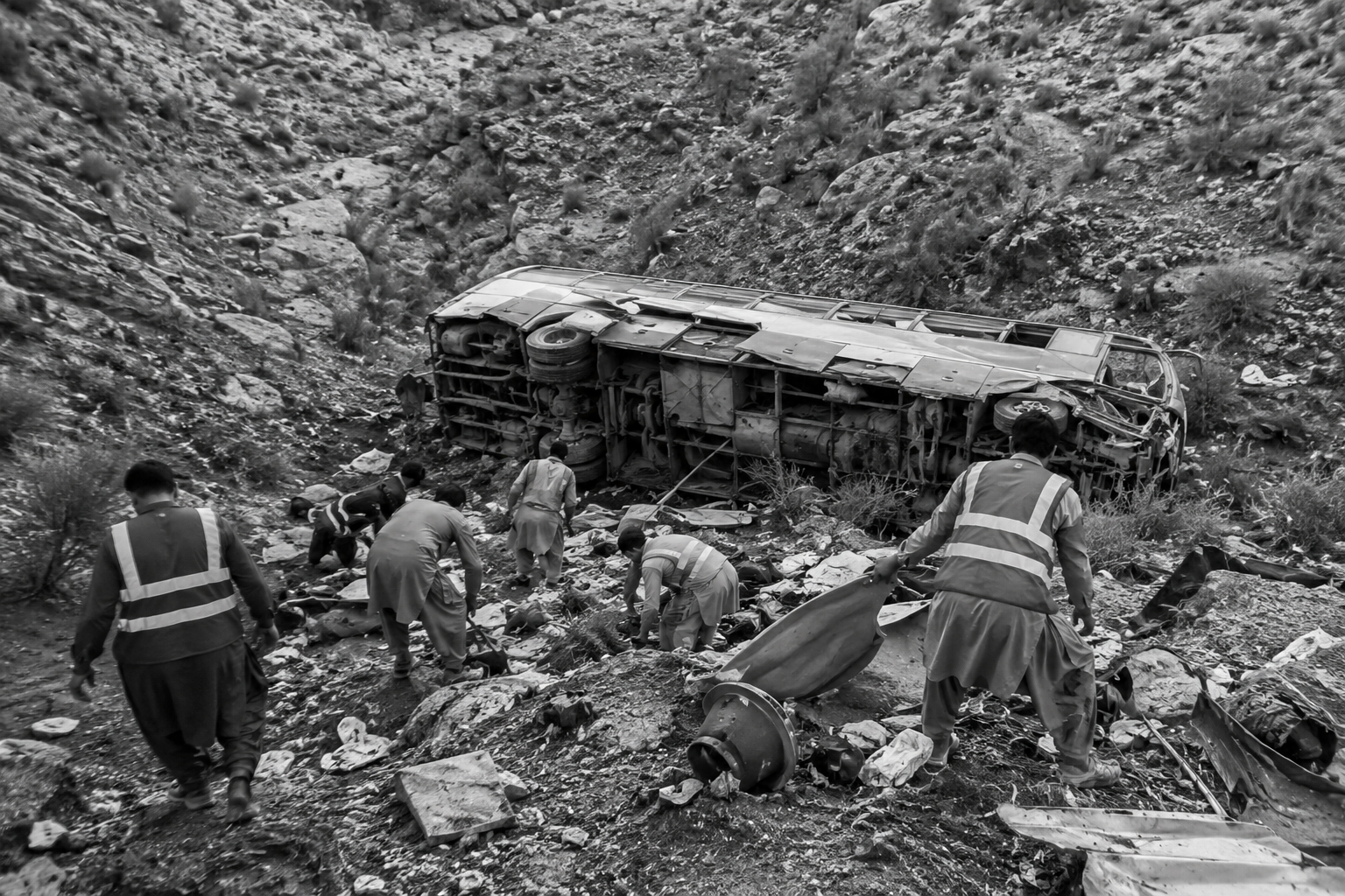 Autobús cae a un barranco en Pakistán y deja al menos 40 muertos