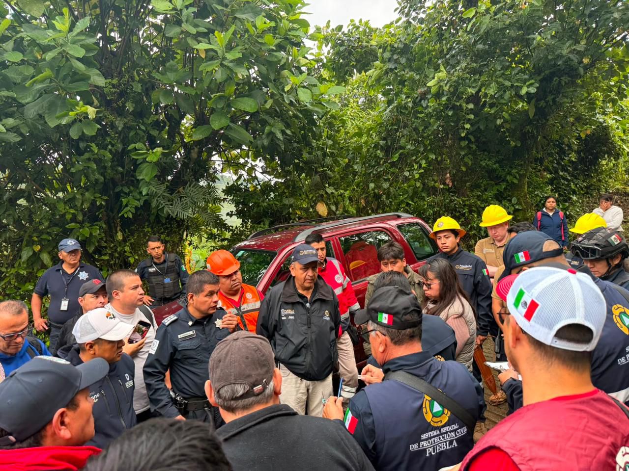 Prevén espeleólogos para rescate en gruta de Cuetzalan, tres personas ya fueron rescatadas y cuatro permanecen en el interior
