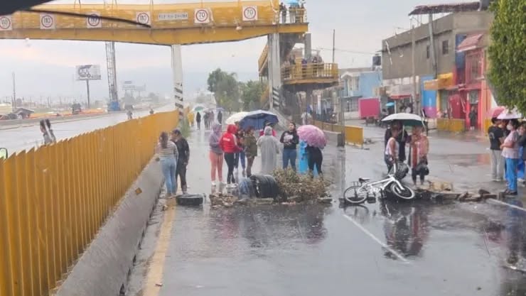 Padres y maestros toman caseta de San Marcos para exigir atención a sus demandas
