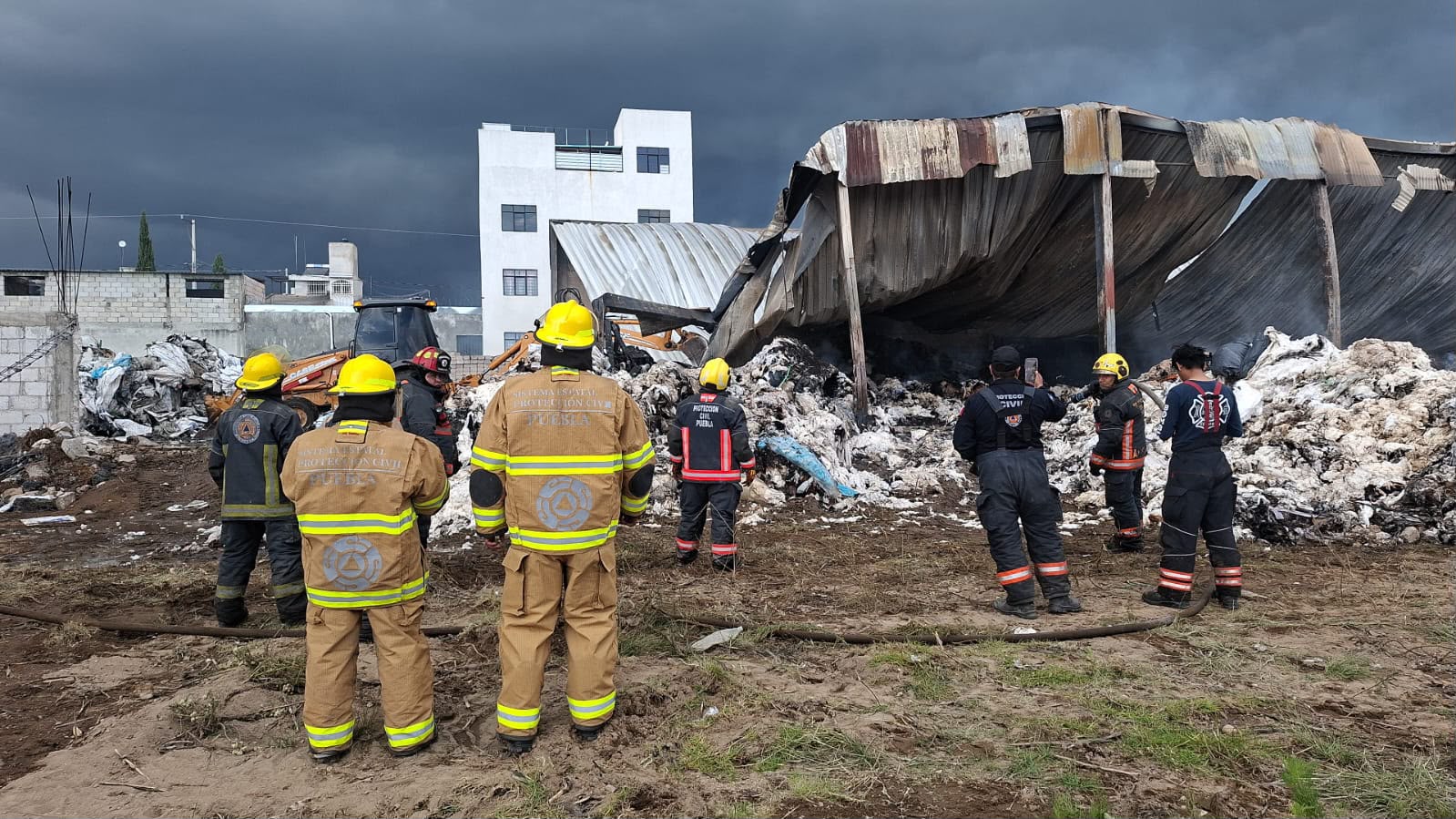 Tras 18 horas de labores, Protección Civil liquida incendio en bodega