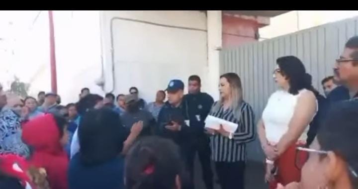 Protesta y furia en Tepeojuma: acusan a profesor de abuso y a directivos de complicidad